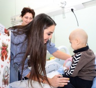 Лейла Алиева навестила детей, получающих лечение в Детской клинике Национального центра онкологии